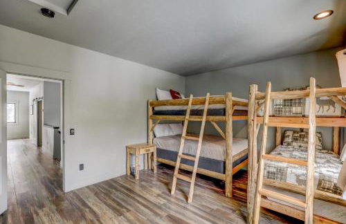 Camp 95 - Stunning Mountain Home - 4.5 Acres - Views - Hot Tub - Pet friendly - Private - Photo 33