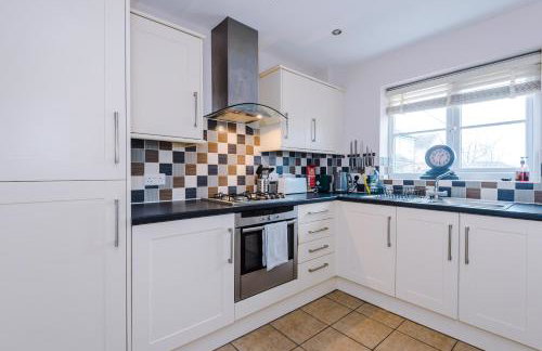 Relaxing 3 Bedroom Chester Home with garden - Photo 4