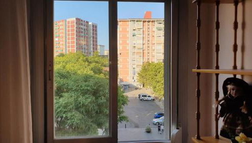 Comodo y luminoso en Cornella -Barcelona- - Foto 3