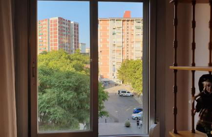 Comodo y luminoso en Cornella -Barcelona- - Foto 3