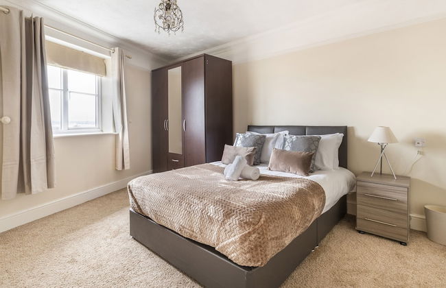 2 Bed Apartment Sleeps 5 - Free Parking, Balcony - Photo 2