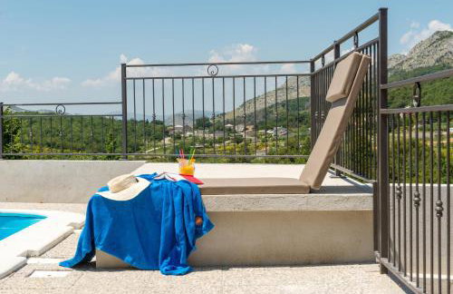 JOVI-relaxing, fenced, private, heated pool & view - Photo 26