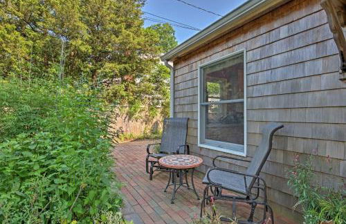 Cute East Hampton Cottage with Patio - Walk to Beach - Foto 18