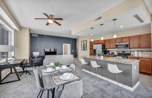 Luxury Condo w/ Lake Views! Center of Downtown - Foto 1