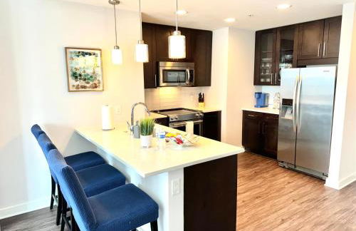 Skyline Retreat Penthouse, Top Floor, Year round Pool, City View! - Foto 9