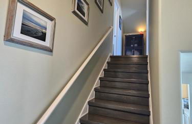 Sunkissed 3BR beach getaway - dog-friendly fenced yard, firepit, glimpse ocean views, near beach access, sleeps 8 - Foto 38