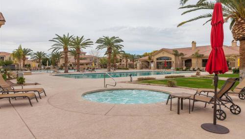 Gated townhouse with 2 suites, heated pool, hot tub - Foto 2