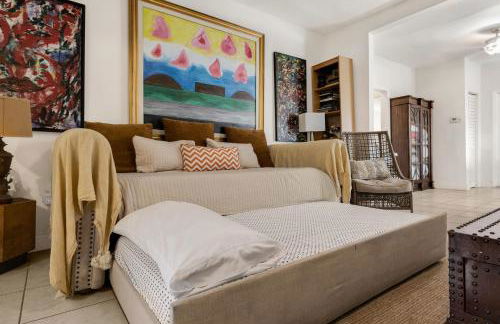 Artful 4BR Family Retreat - Foto 9