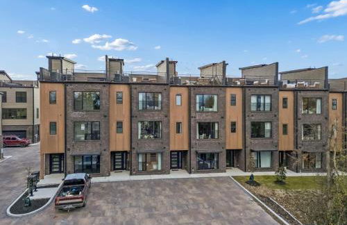 Modern Multi-Level Retreat with Rooftop Hot Tub - Foto 59