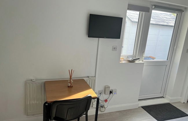 Cozy Studio in Dagenham, London - Photo 7