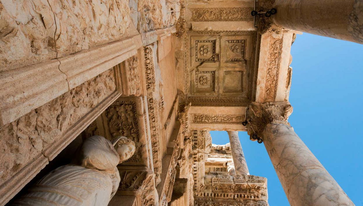 Escultura na Biblioteca de Celsus