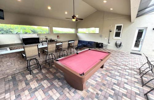 Luxurious Getaway Pool Hot Tub Theater Gym Outdoor Kitchen BBQ 2 Miles to Disney - Foto 6