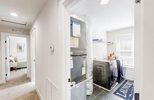 Brand new home with open layout, office, & great location - dog-friendly - Foto 23