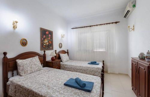 VILLA ROSADO - Moradia para 6 com AC, jardim a 5 min do centro de Albufeira - Foto 10
