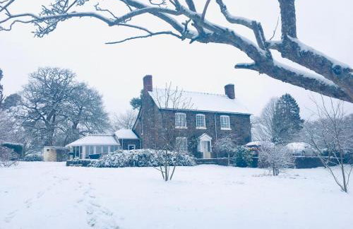 Mid-Wales Farmhouse, swimming pool, tranquil countryside views, sleeps 14 - Foto 6