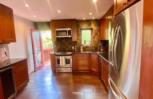 Easy PATH&Bus access- NYC| designer home + Deck. - Photo 30