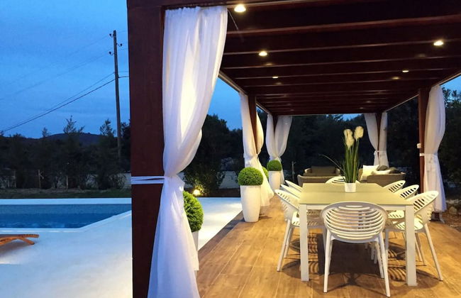 Modern Villa With Private Heated Pool and Lounge Area for a Relaxing Stay - Foto 19