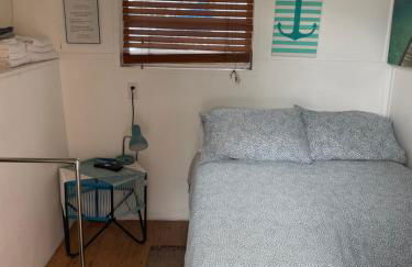 Updated houseboat on the river! - Foto 11