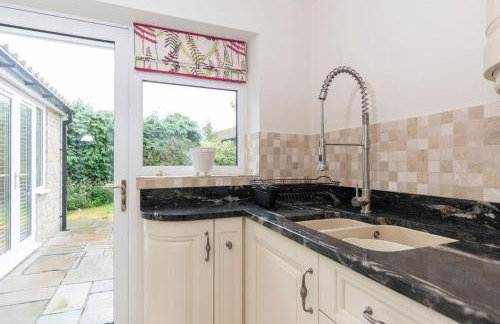 Hot Tub Free Parking 5 Bedroom Large Space - Photo 8