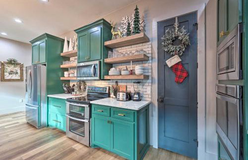 Lavish Riverfront Escape with Gas Grill! - Foto 10