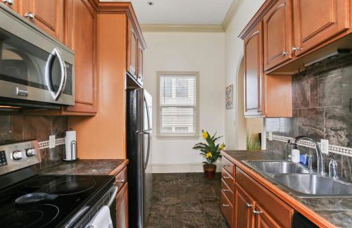 3BD HOME STEPS TO SAINT CHARLES Gated Parking - Foto 11