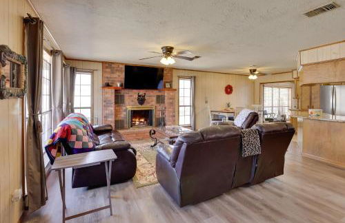 Hot Tub, Lake Access! Anglers Escape in Hemphill - Foto 8