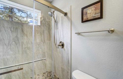 Luxury Retreat with Hot Tub Fire Pit & Forest Views - Foto 39