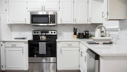 Cozy Brick Ranch Home owned and operated by an Army Soldier!! - Foto 2, stove, dishwasher, pet friendly, toaster, minibar