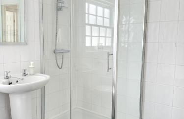 Canterbury Oasis - Modern 2-Bed Home with FREE Parking - Foto 7