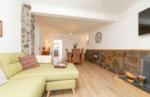 Sleeps 6. Free Wifi. Free Parking central location. - Photo 9