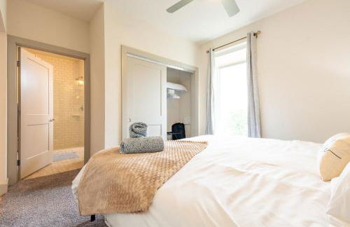 RiverWalk PentHouse Oasis w/Free Parking Gym Pool - Photo 26