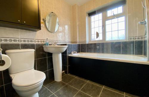 Beautiful 5 Bed 3 Bathroom Detached Family Home 8 - Photo 21