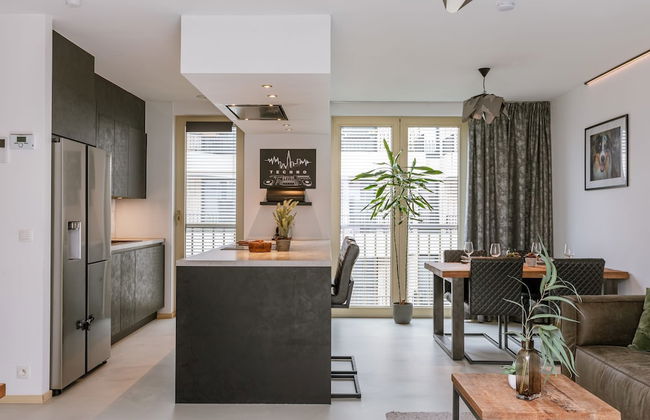 Modern Apartment With Large Terrace - Photo 9