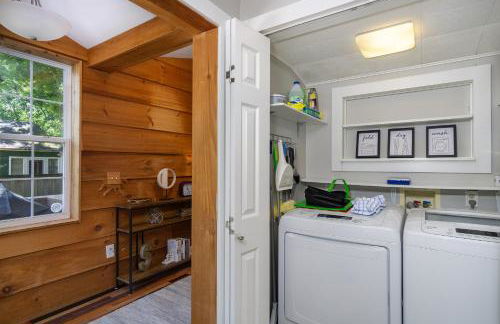 Charming Pet-Friendly Cottage Walkable to Town! - Foto 20