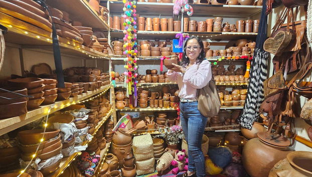 Paseando entre puestos de artesanías