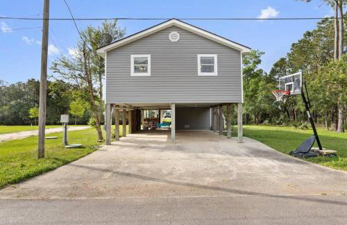 Waterfront Home Game Room Ping Pong Outdoor Bar Area - Foto 38