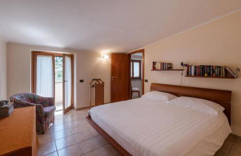4 Bedroom Lovely Apartment In Nerola - Foto 6