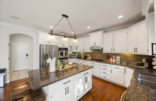 Beautiful relaxing private villa next to a pond smart home and Traeger Grill - Foto 13