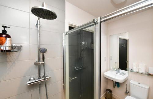 Cardiff Bay Retreat Sleeps 4 Parking - Pass the Keys - Foto 30