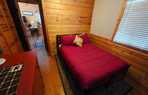 Bear Escapes II Affordable Luxury Cabin - Foto 10