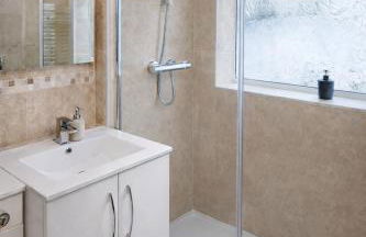 Rosie House 3 bedroom House in Sandbach with Parking - Photo 19