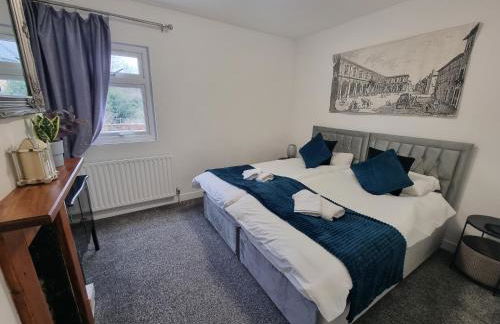 Cute Cottage in Egham Heathrow- 7 Guests 3 bedrooms - Foto 9