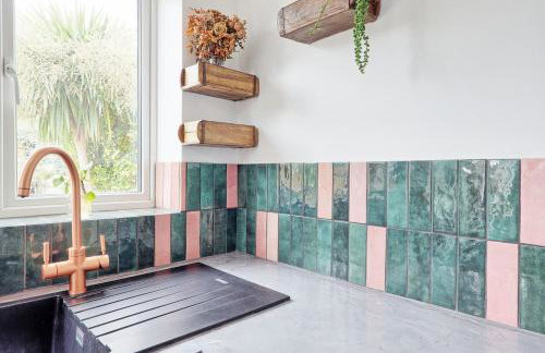 Beautiful 5 bed house, relaxing garden and driveway parking 10 min to the beach - Foto 17