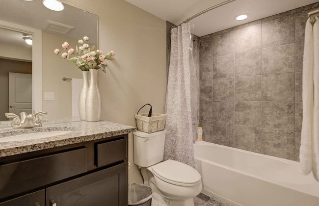 Marbella Lane Executive Townhome, 20 mins to Boulder - Photo 5