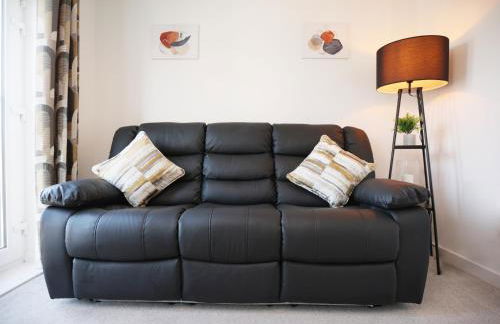 Gregor Place Modern four Bedroom House in Calne with Private Parking, perfect for teams or families staying in the area, Long stays welcome - Photo 34