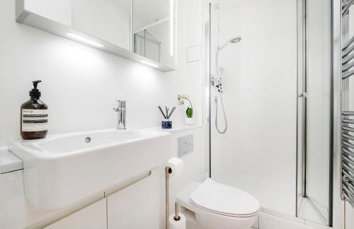 Luxury Central Mayfair Townhouse with A/C 3BR 3BA - Photo 22