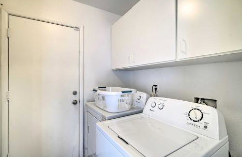 Sleek Vegas Home with Private Pool, Game Room! - Foto 22