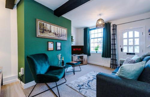 Charming 1-bed house in Chester by 53 Degrees Property, Ideal for Couples & Business, Amazing Location - Sleeps 4 - Photo 2