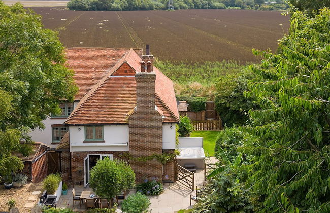 Tranquil Luxe in Country Cottage - Photo 34