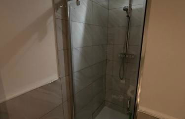 City Centre 4 Bedroom Apartment with Terrace Sleeps 10 by StaySavvy Accommodation - Foto 15